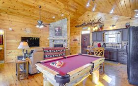 Gatlinburg Couples Getaway With Hot Tub, Fireplace!
